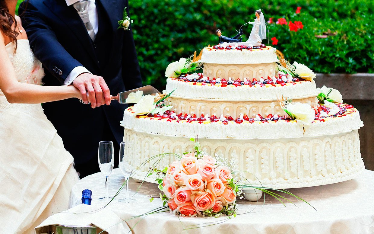 SimplyBridal — Super big wedding cake!