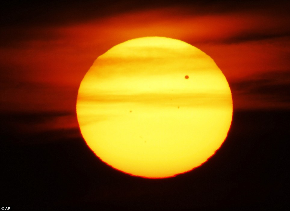 Photographer captures Venus and the Hubble telescope crossing the ...