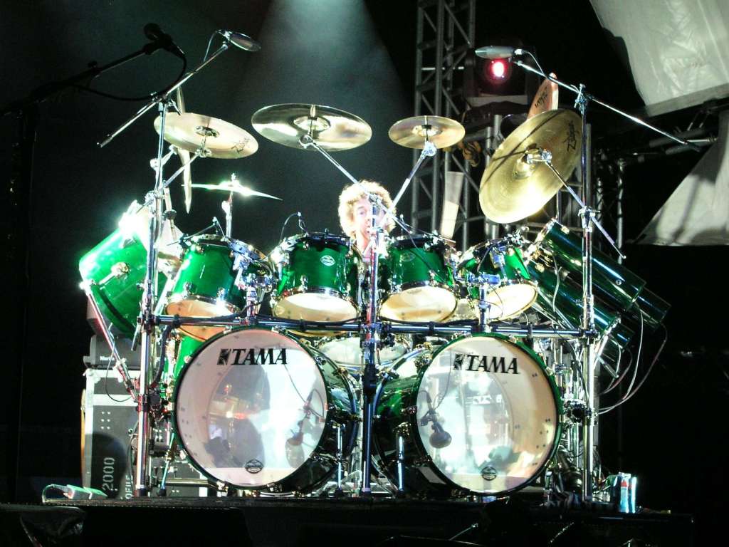 File:Simon Phillips on drums.jpg - Wikimedia Commons