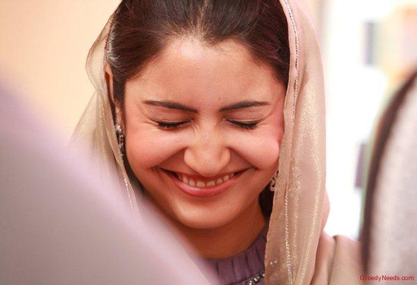 Anushka Sharma Smiling Face In Patiala House | MemSaab.com