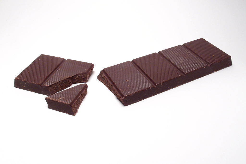 File:Cooking chocolate, broken bar.jpg - Wikimedia Commons