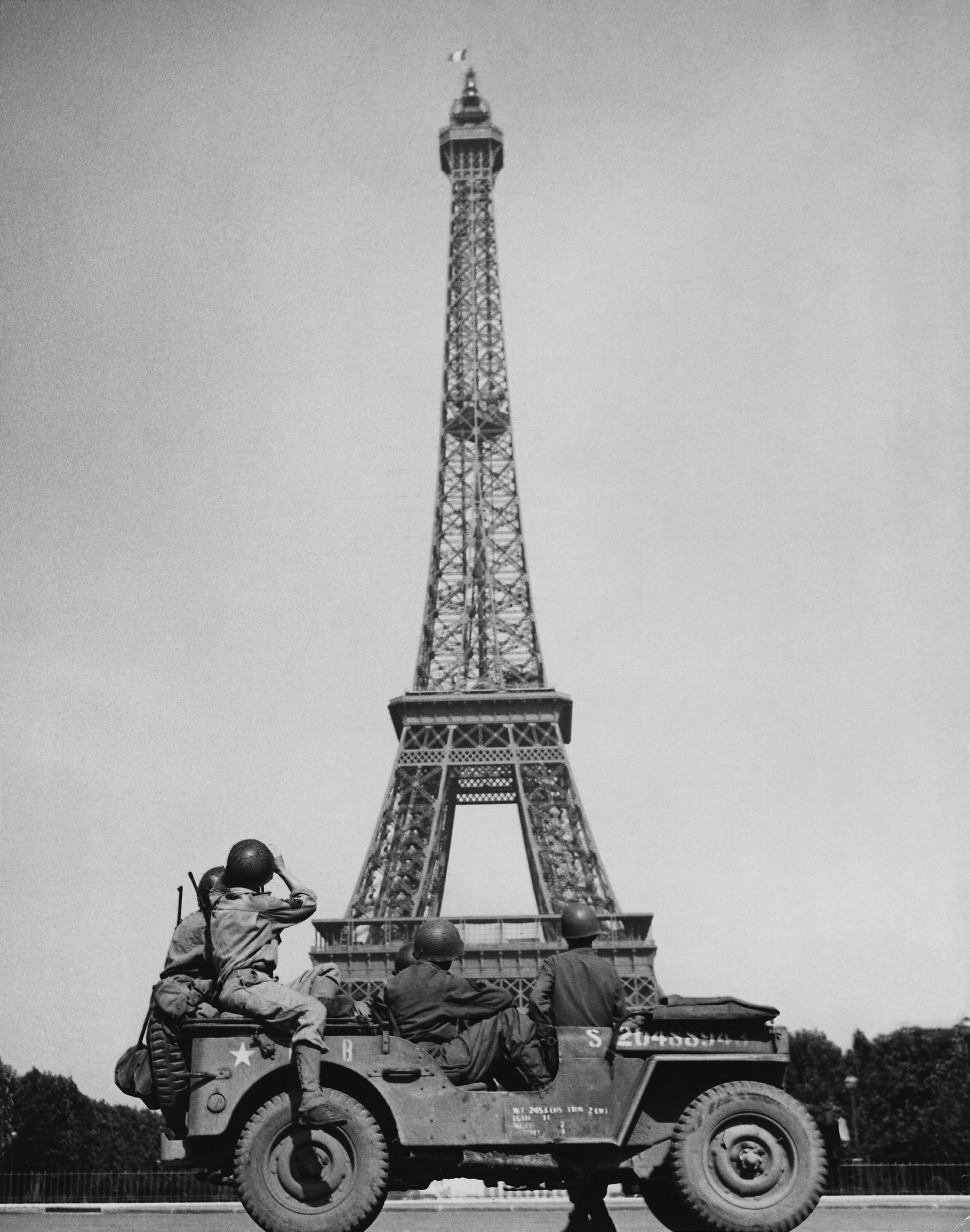 File:American soldiers watch as the Tricolor flies from the Eiffel ...