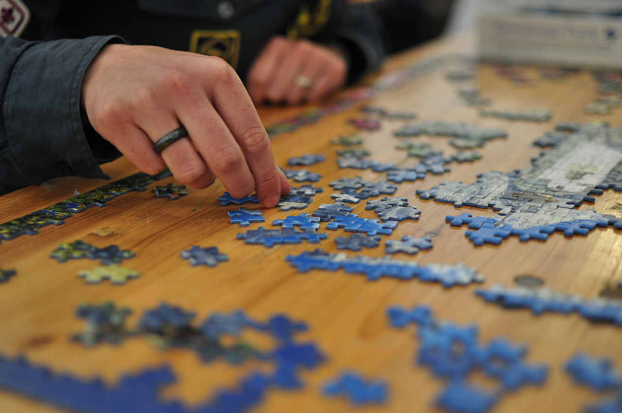 File:Jigsaw puzzle 01 by Scouten.jpg - Wikimedia Commons