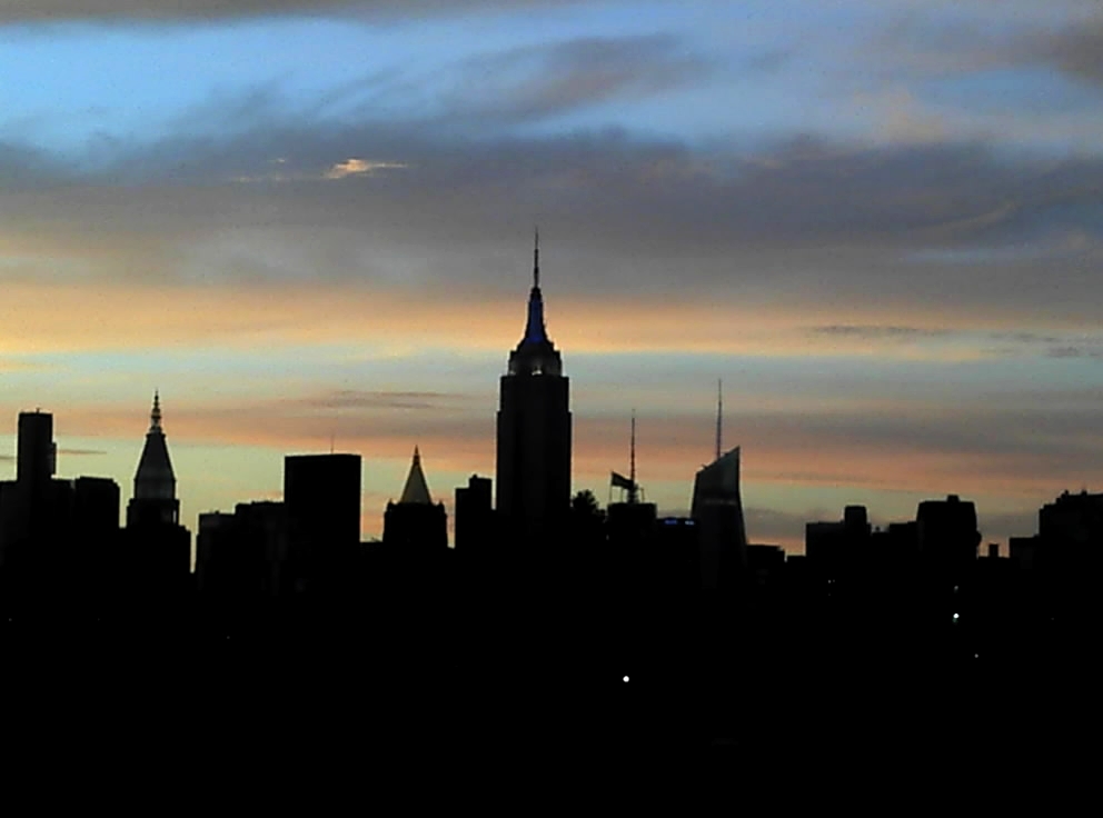 File:Manhattan silhouette at sunset 2011 Shankbone.jpg - Wikimedia ...