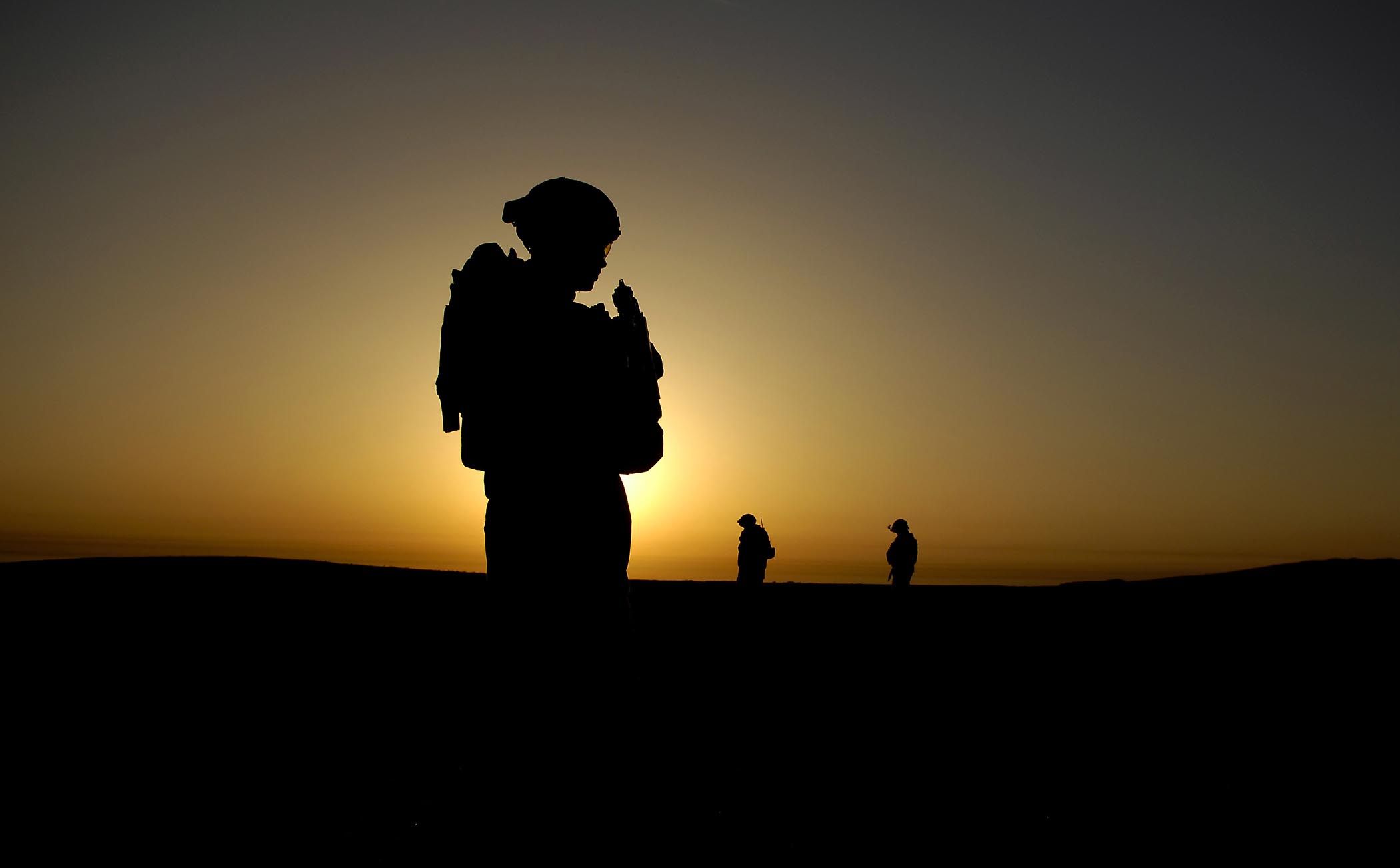 File:U.S. Army Soldier silhouette on mission in Iraq.jpg ...
