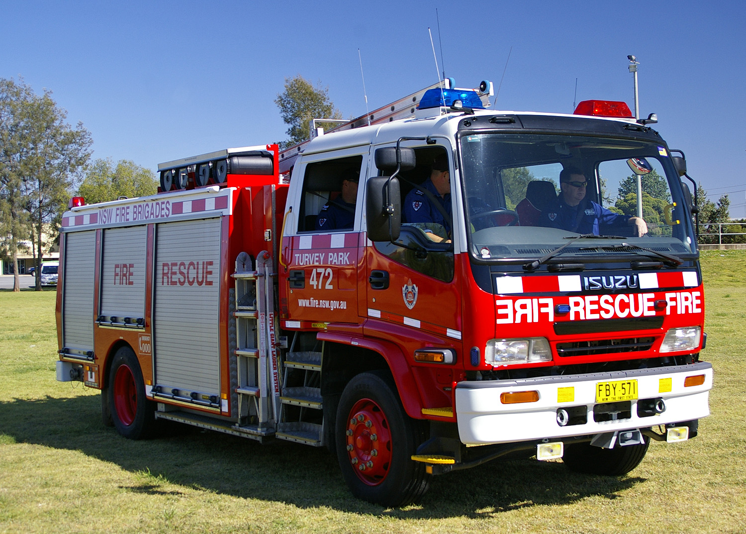 File:NSW Fire Brigades Pumper Class 2 and rescue.jpg - Wikimedia ...