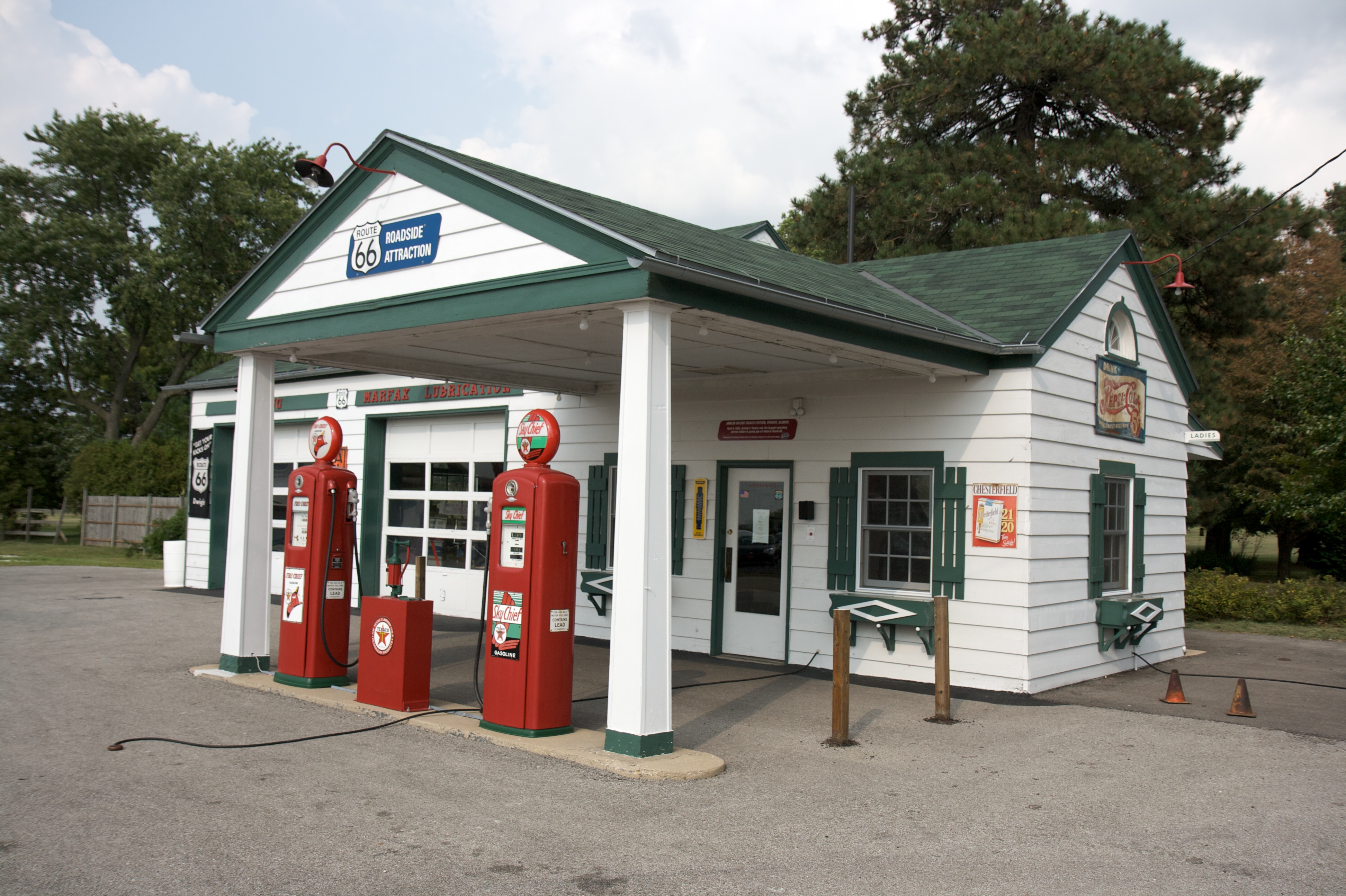 File:Dwight IL - gas station.jpg - Wikimedia Commons