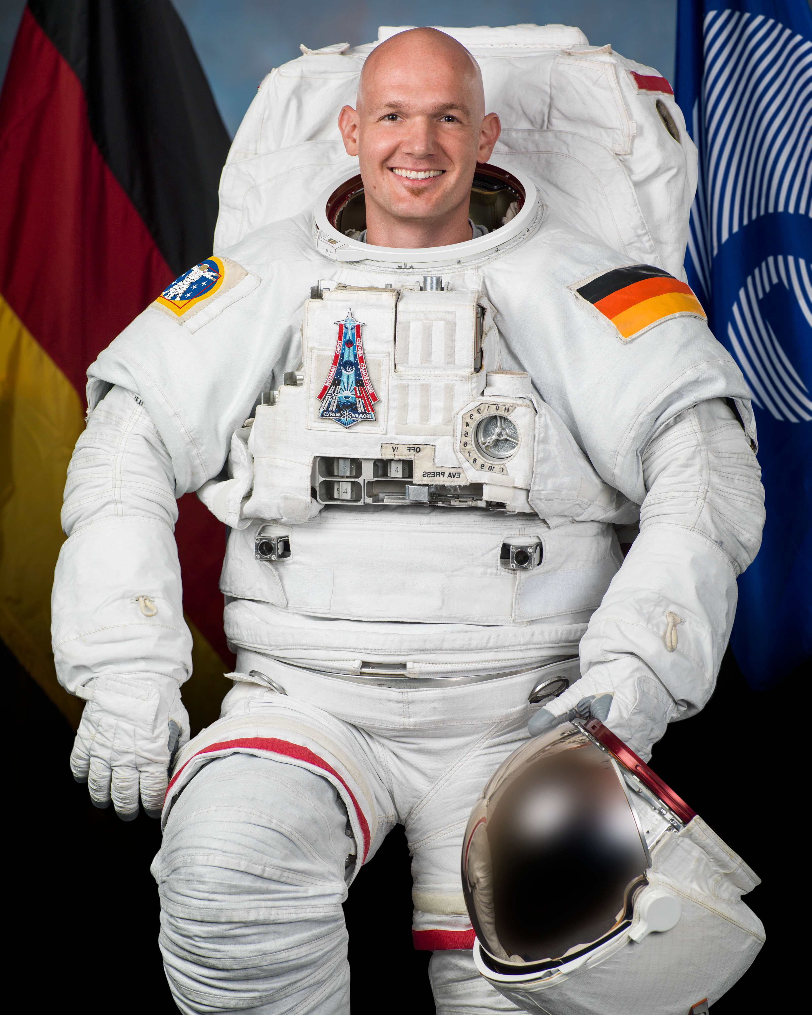 Space in Images - 2013 - 11 - European Space Agency astronaut ...