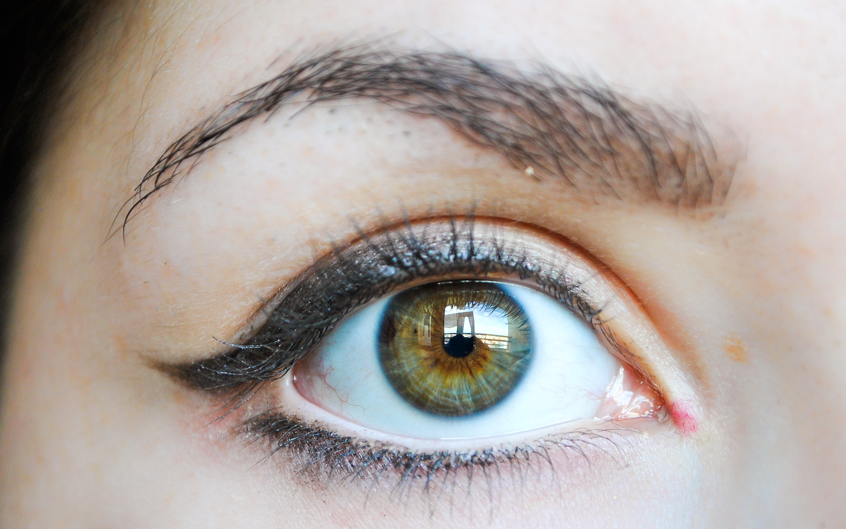 How to Apply Eyeliner to Small Round Eyes: 5 Steps