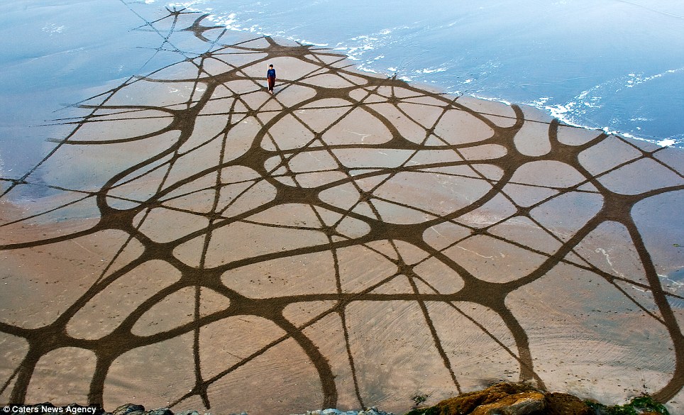 Paintings on the sand by Andres AmadorHeadswideopen.com