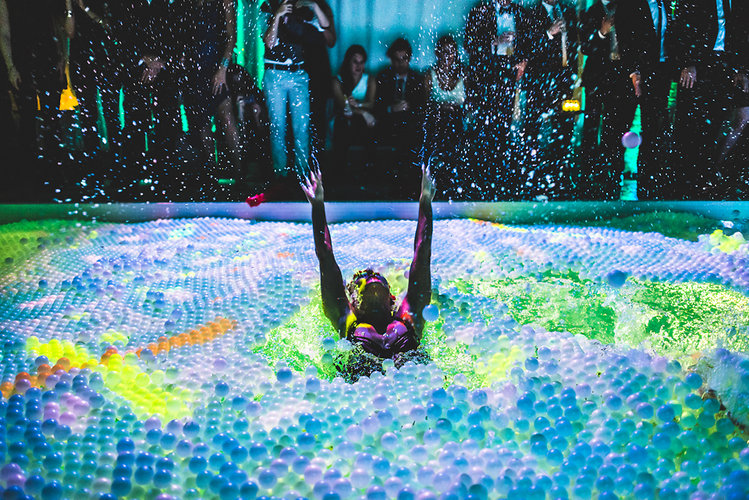 65,000 ping-pong balls turn pool party into cool party - CNET