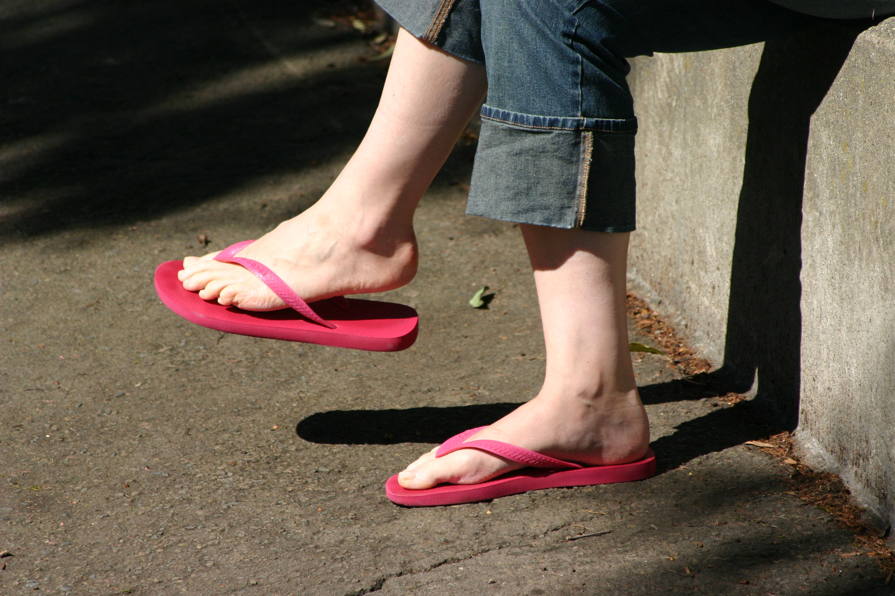 Woman_wearing_red_flip_flops.jpg