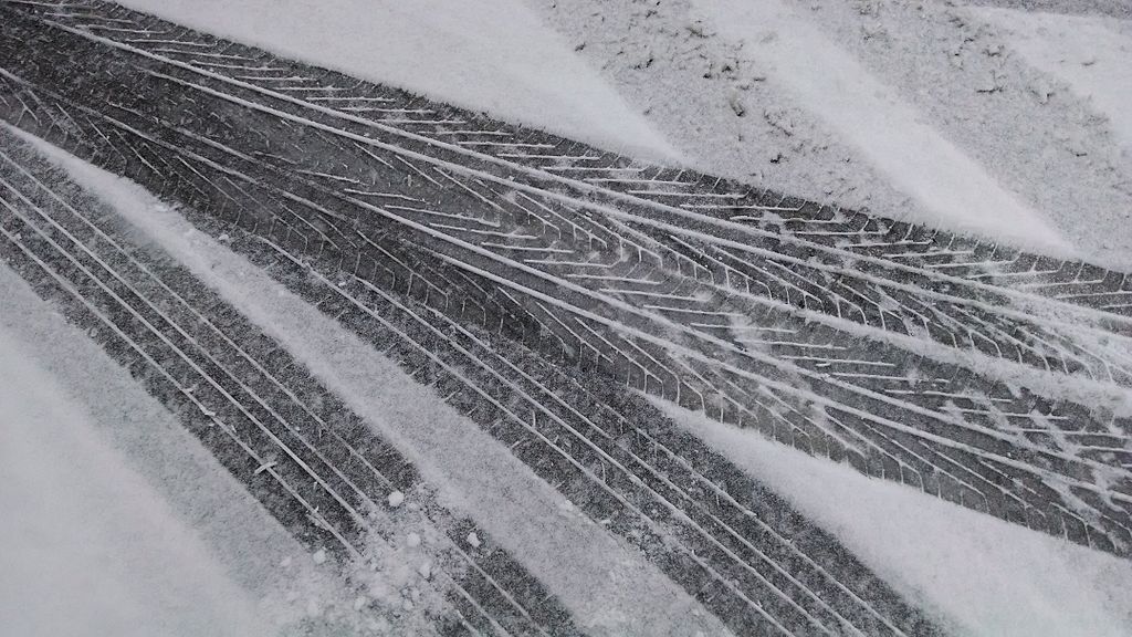 File:Tire tracks in the snow.jpg - Wikimedia Commons