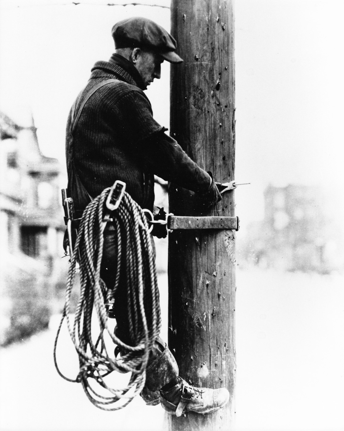 Shorpy Historic Picture Archive :: Lineman on Pole high-resolution ...