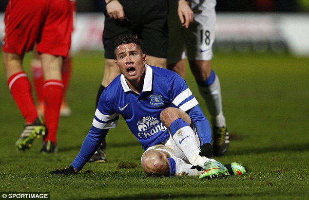 Bryan Oviedo taken to hospital with broken leg during Everton's ...