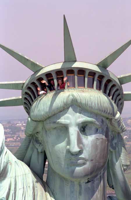 File:Nancy Reagan reopens Statue of Liberty 1986.jpg - Wikimedia ...